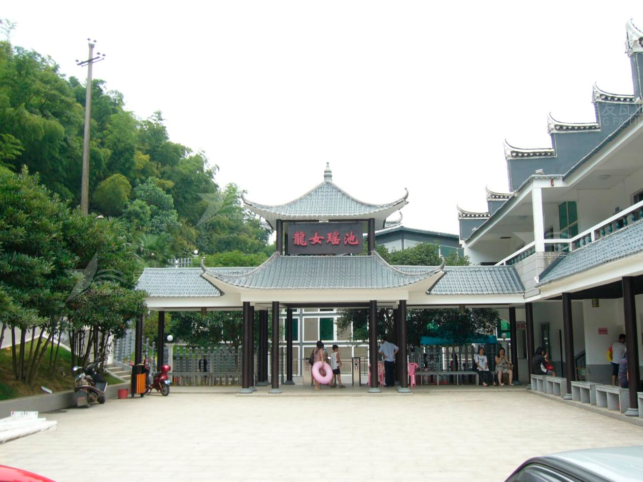 屋頂材料合成樹脂瓦和不銹鋼瓦哪個(gè)好？選擇很重要！
